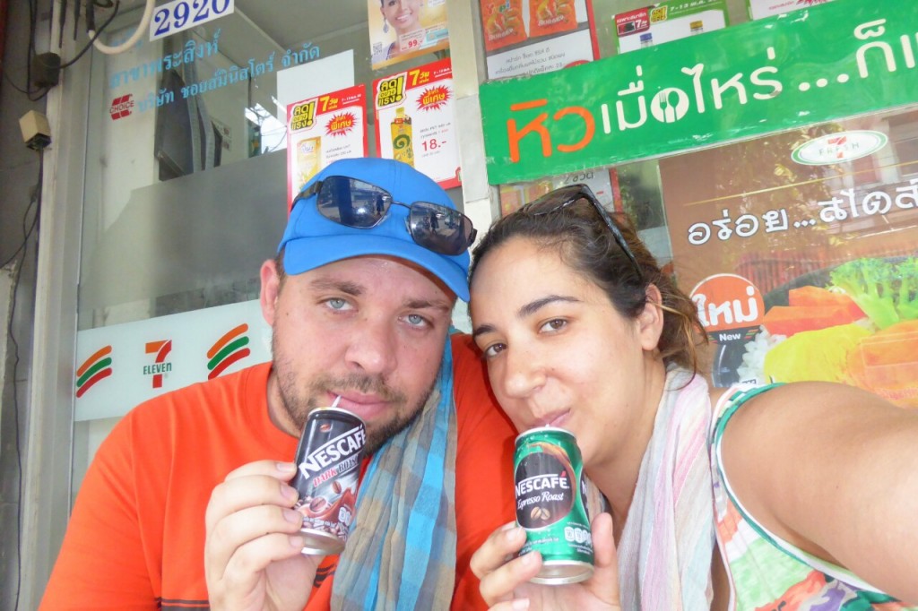 A beber umas latas de Nescafe gelado em Chiang Mai, Tailândia