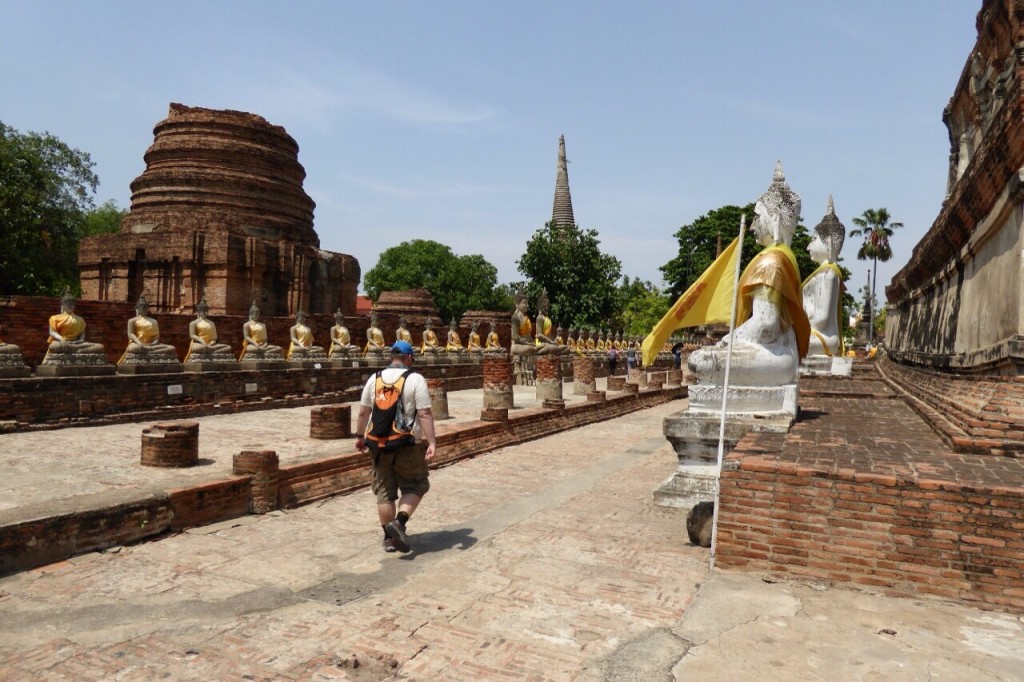 A passear pelas inúmeras estátuas de Buda no Wat Yai Chai Mongkhon, Ayutthaya, Tailândia