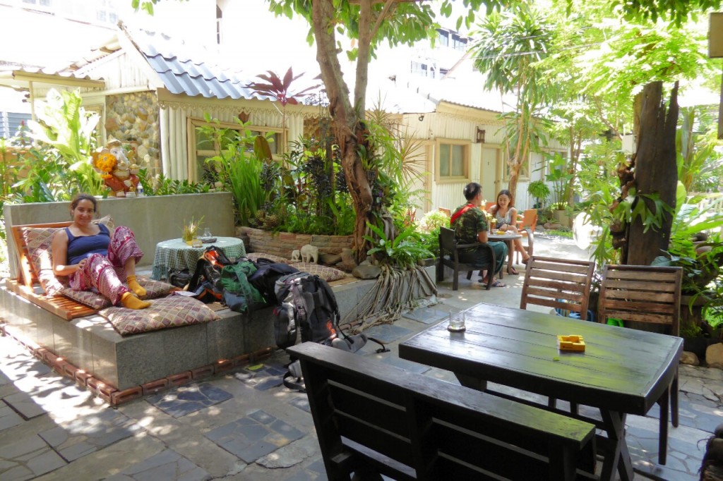 A relaxar no jardim da Stay With Me Guesthouse em Chiang Mai, Tailândia