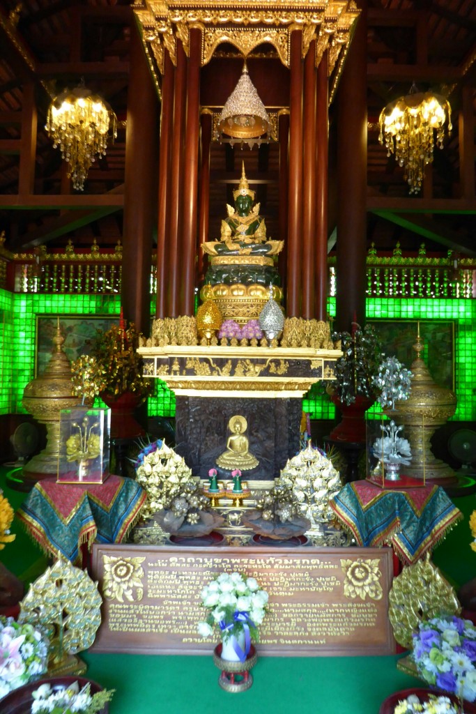 Buda de Jade no interior do Templo Budista Wat Phra Kaeo, Chiang Rai, Tailândia