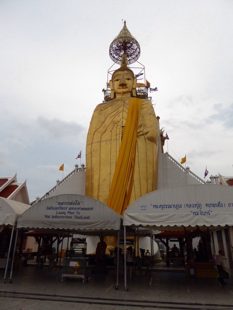 Buda gigante no templo Wat Intharawihan