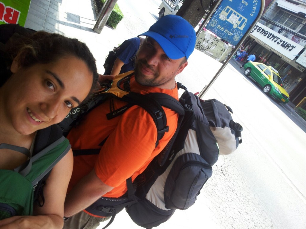 De mochilas às costas prontos para deixar Bangkok