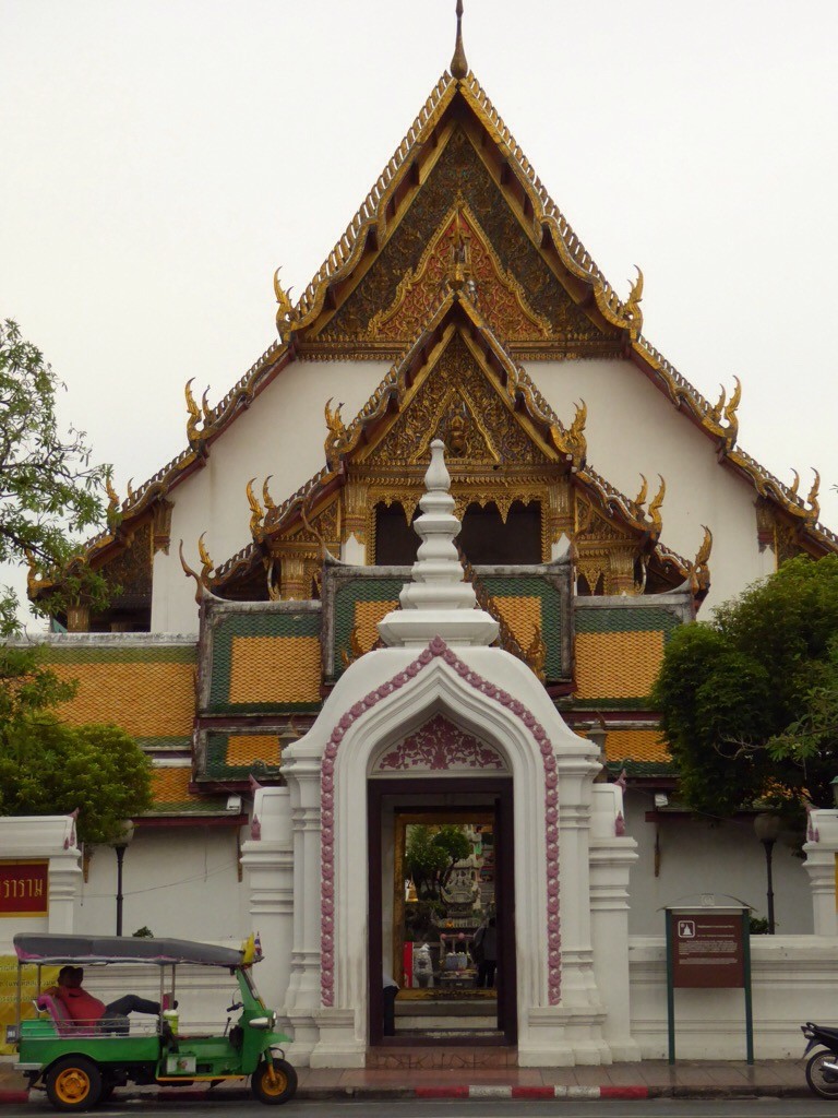 Entrada do templo Wat Suthat, Bangkok