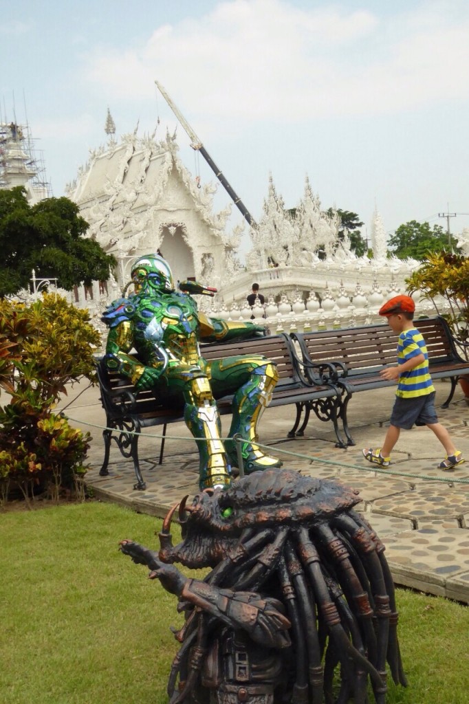 Figuras de ficção junto ao Wat Rong Khun ou White Temple, Chiang Rai, Tailândia