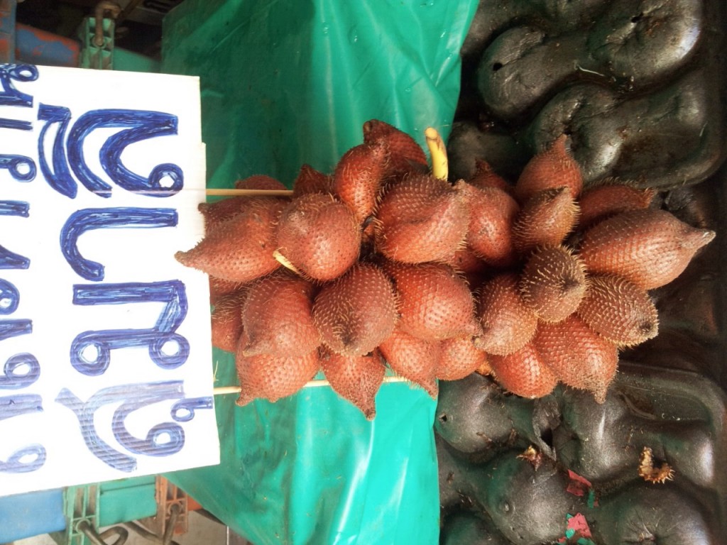 Salak ou Snake fruit, frutas tropicais numa banca de rua na Tailândia