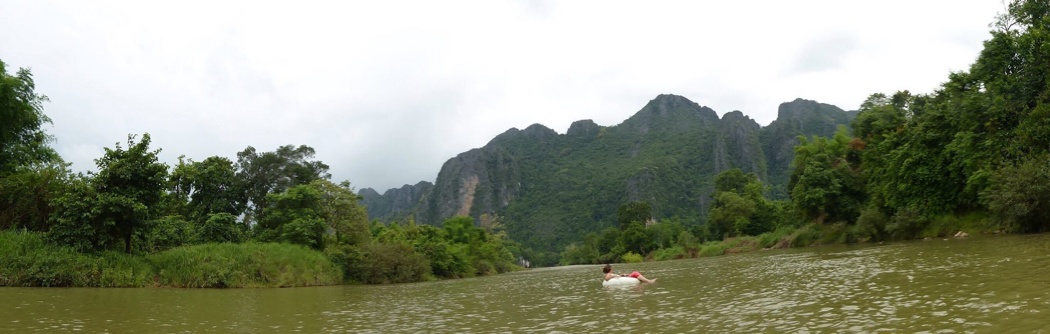 Vista panorâmica no rio Nam Song, Vang Vieng Vista panorâmica no rio Nam Song, Vang Vieng, Laos