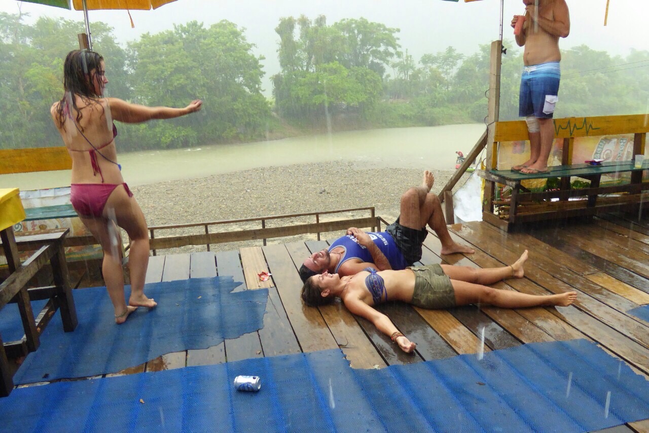 Pessoal à chuva no bar inicial do Tubing Pessoal à chuva no bar inicial do Tubing em Vang Vieng, Laos