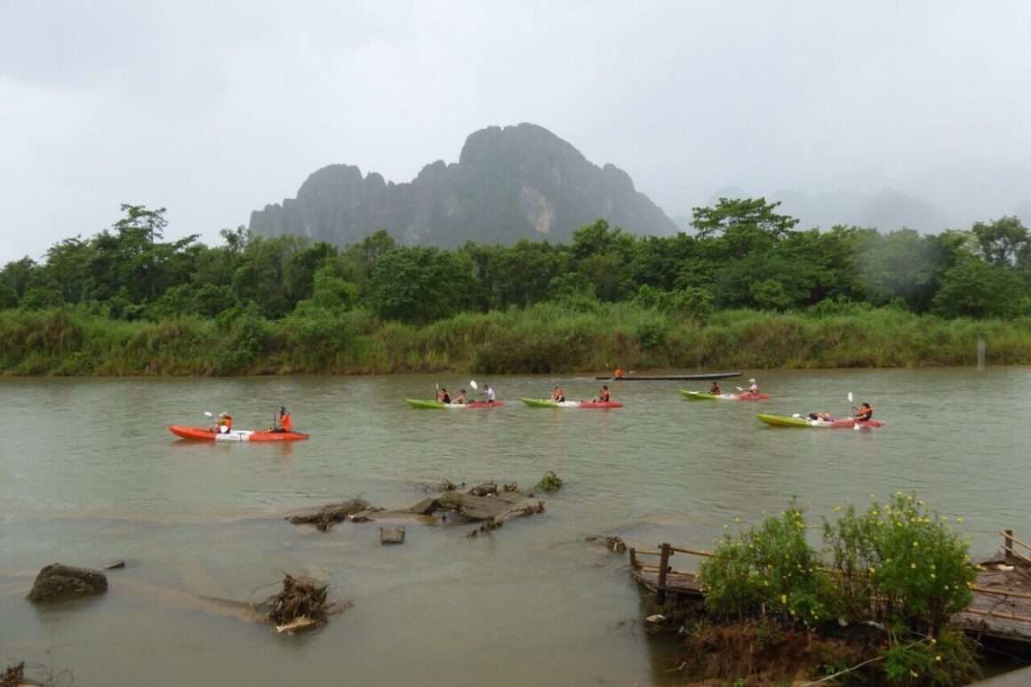 Kayaks a descer o rio Nam Song, em Vang Vieng, no Laos