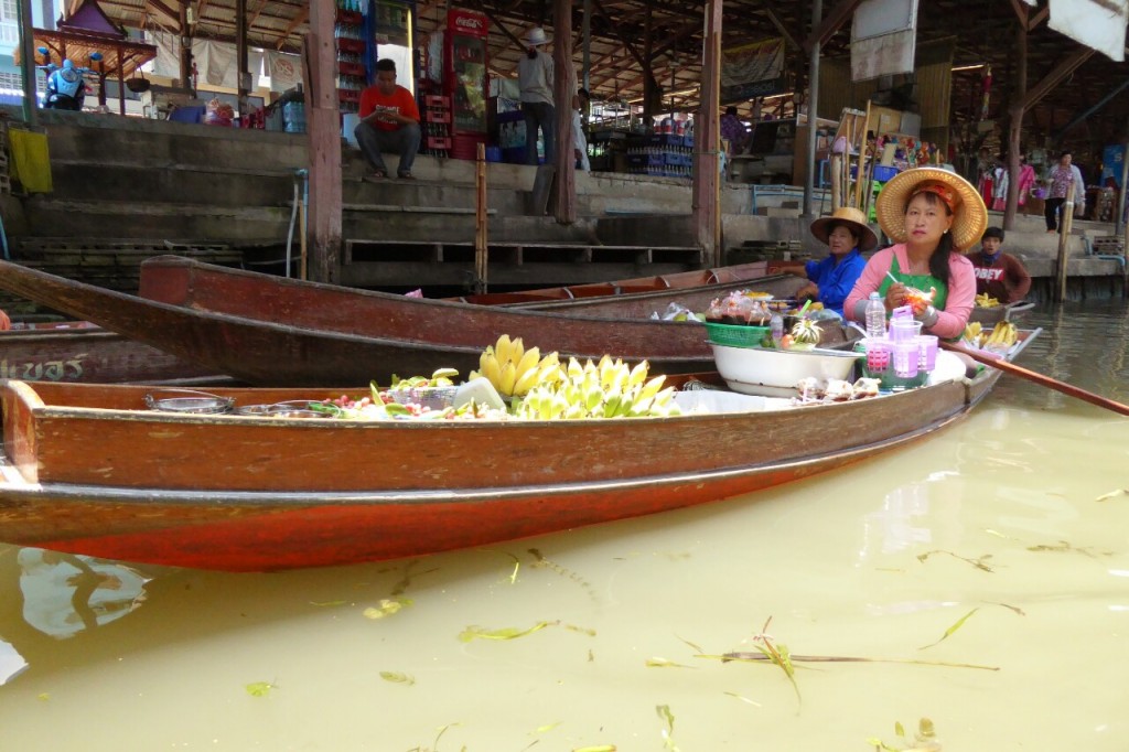 Mercado flutuante Damnoen Saduak perto de Bangkok, Tailândia