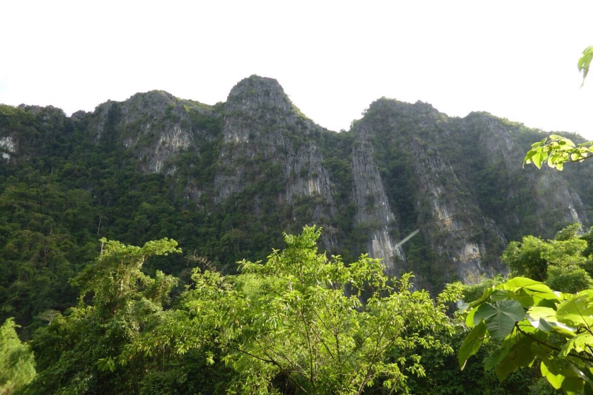 Grandes Montanhas Rochosas perto de Vang Vieng