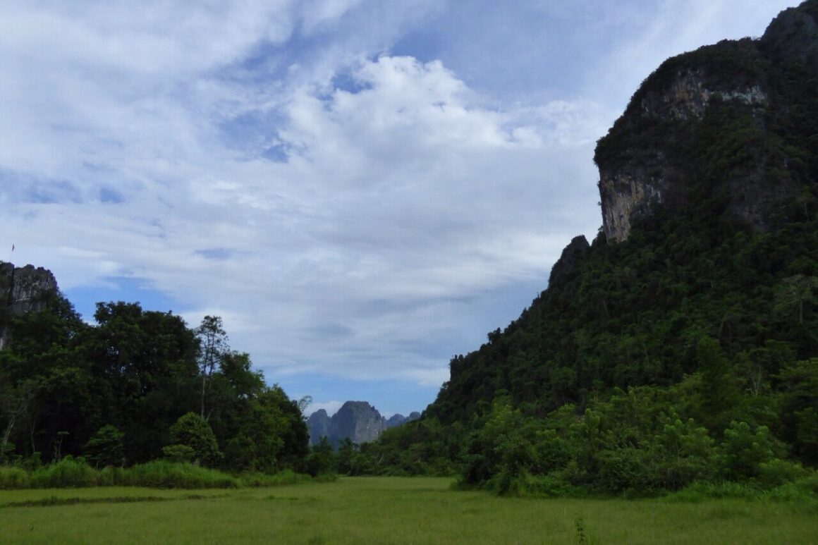 Paisagem verde com montanhas ao fundo em Vang Vieng, no Laos
