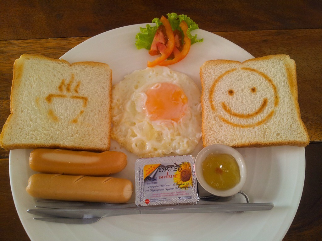 Pequeno almoço com smile no hostel Kao San Baan Thai, Bangkok