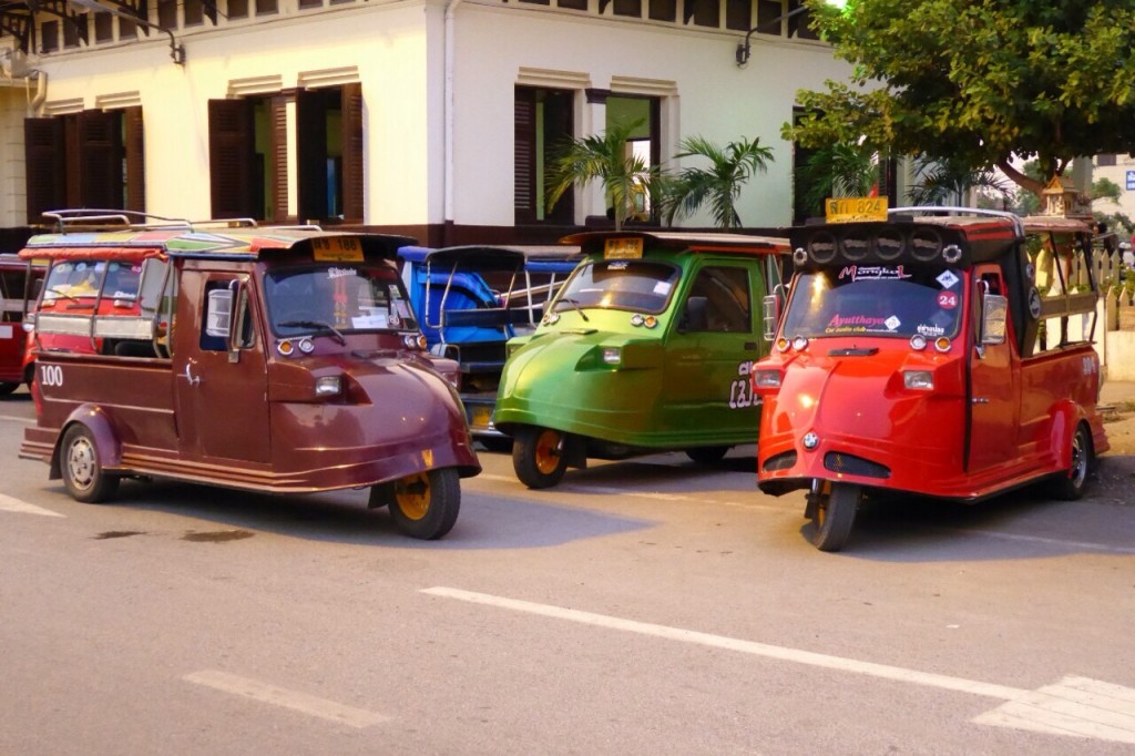 Songthaew, uns Tuk Tuks muitos estranhos em Ayutthaya, Tailândia