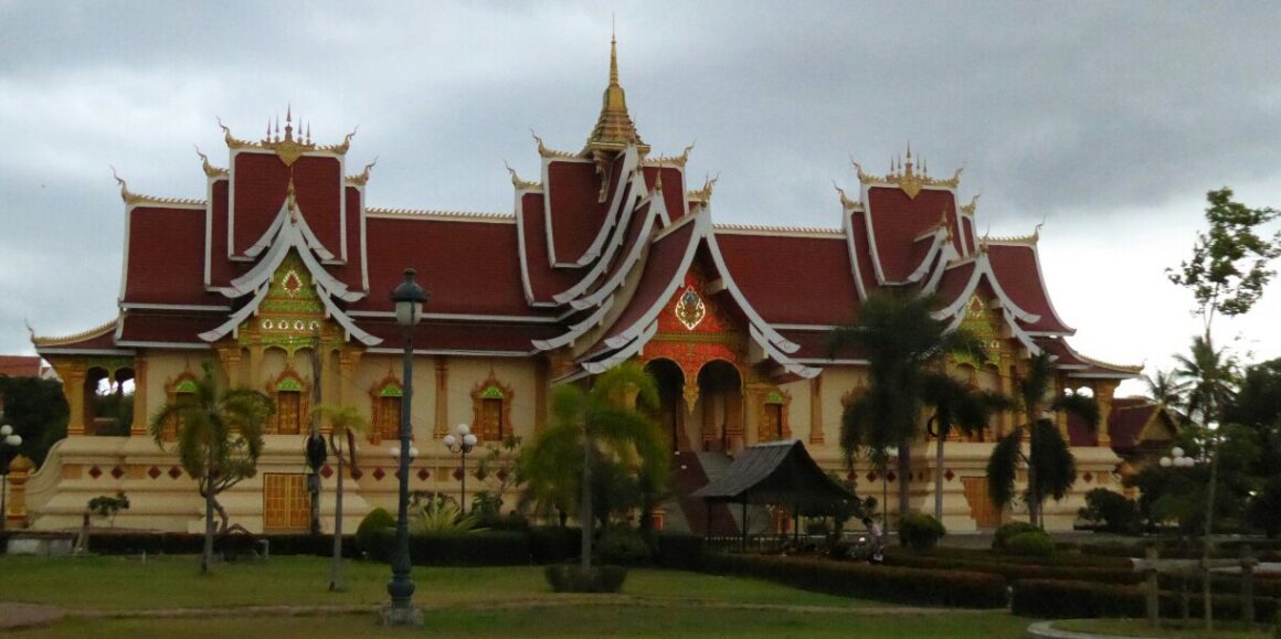 wp-1432803640533 Frente do Auditório dentro do complexo do templo Pha That Luang, em Vientiane, Laos