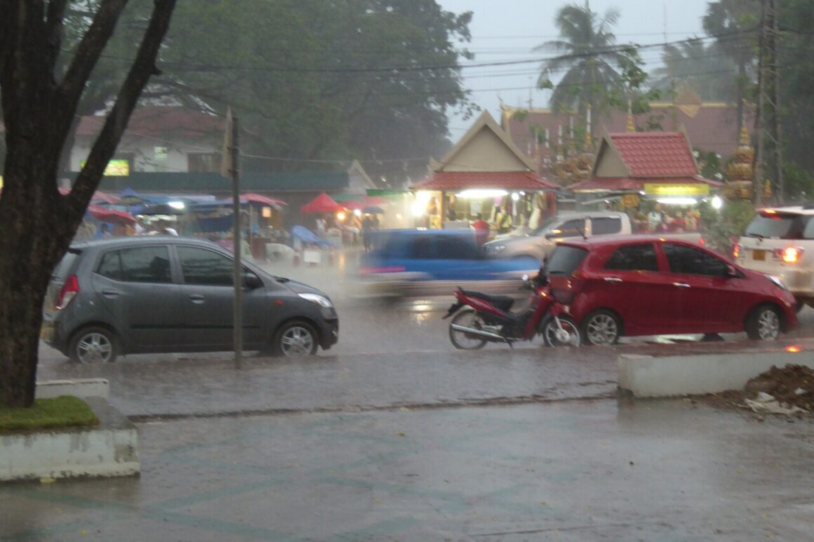 wp-1432803681999 Estrada com chuva torrencial em Vientiane, no Laos