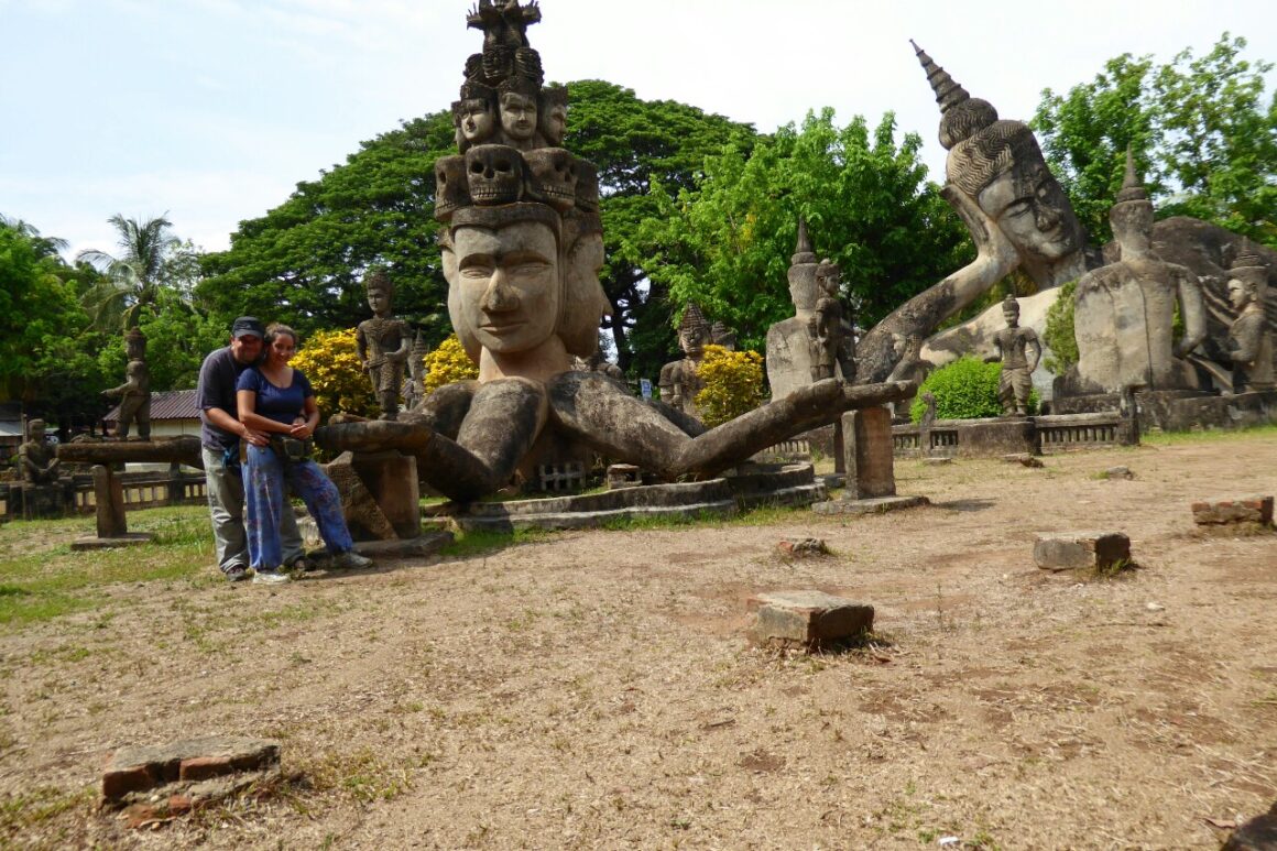 wp-1432803531003 Grande estátua de pedra com várias cabeças e braços