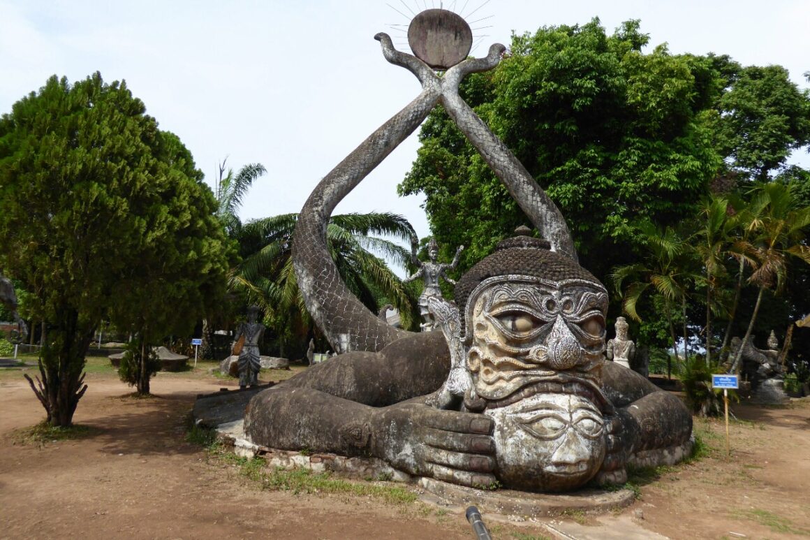 wp-1432803502925 Estátua de pedra macao e serpente no Buddha Park, em Vientiane