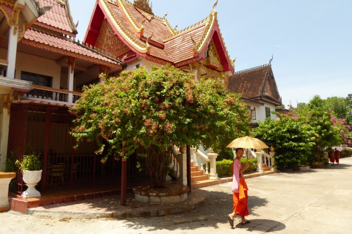 wp-1432803890365 Monge budista com guarda sol a andar em Vientiane, no Laos