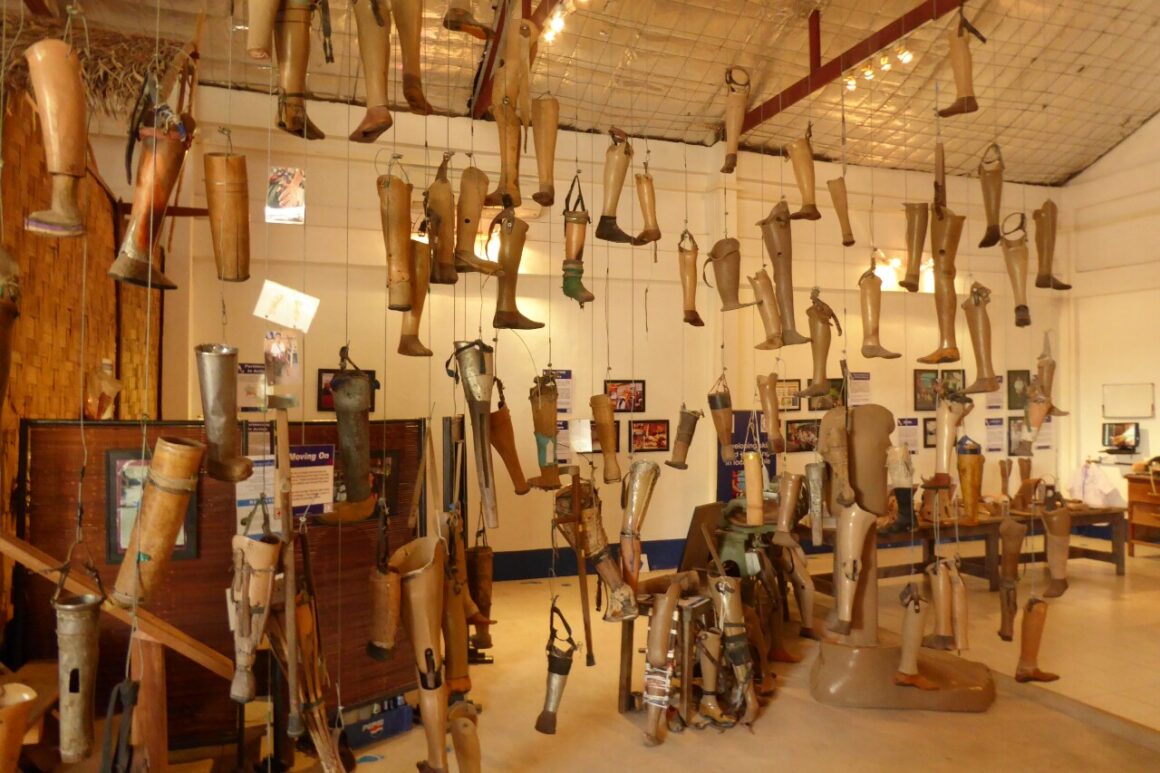 Várias próteses antigas penduradas no tecto do COPE Visitor Center, em Vientiane, no Laos