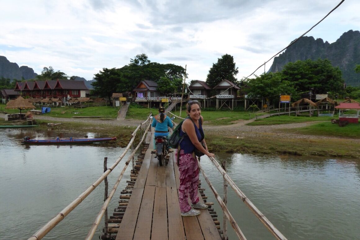 Travessia de ponte de madeira e bambu em Vang Vieng