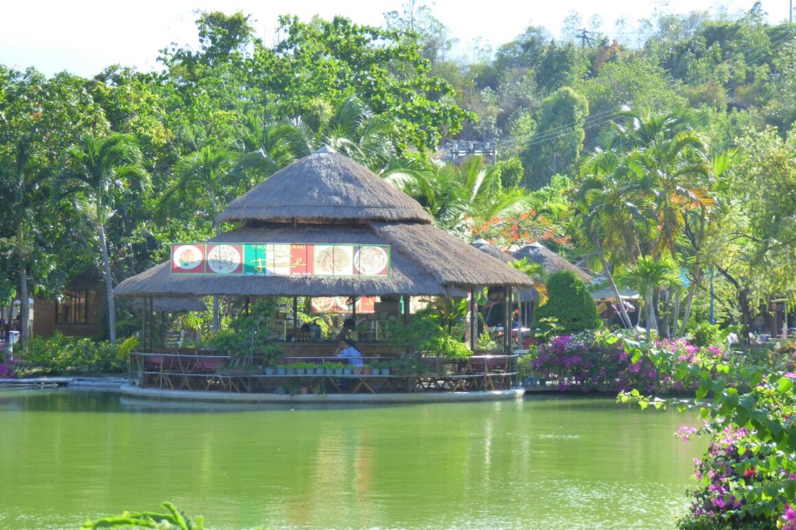IMG_20150616_133420.jpg Bar junto a lago em Thap Ba, Nha Trang, Vietname