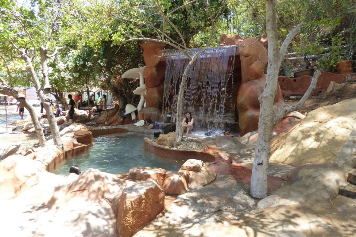 IMG_20150616_133315.jpg Cascata em Thap Ba, Nha Trang