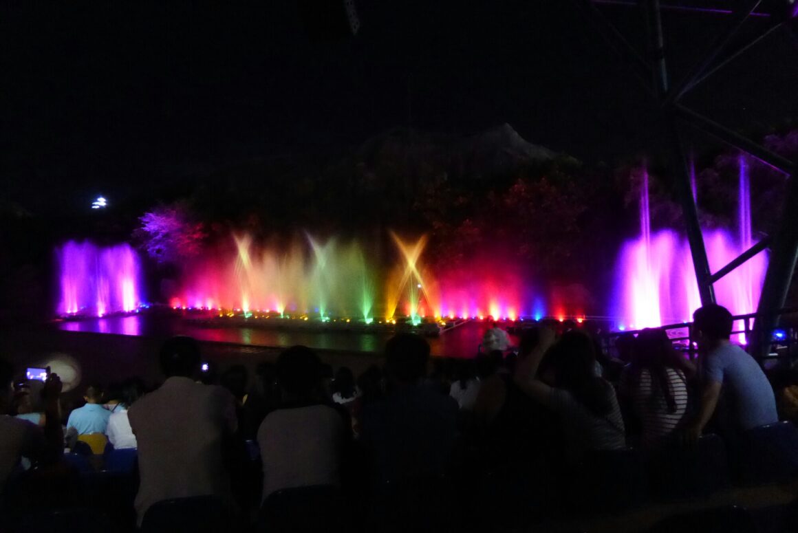 1070280.jpg Espectáculo de água, luz e som no Musical Fountain, Vinpearl Land Nha Trang