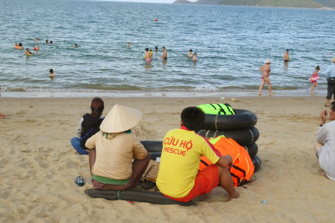 IMG_20150616_173704.jpg nadador salvador na praia de Nha Trang