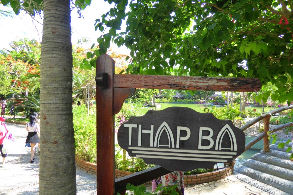 Placa com nome do complexo balnear Thap Ba Mud Baths em Nha Trang, Vietname