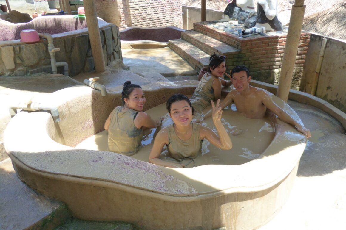 IMG_20150616_133135.jpg Vietnamitas a tomar banhos de lama nas Thap Ba Mud Baths