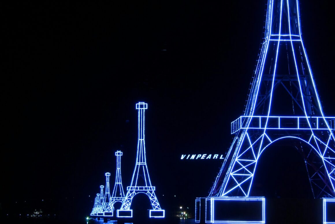 1060959.jpg Vista nocturna das torres do teleférico iluminadas com a torre Eiffel em Nha Trang