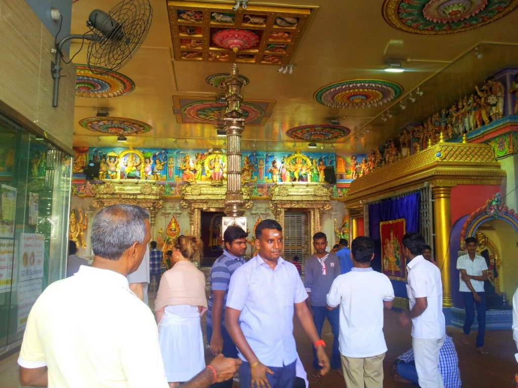 Interior do templo na Little India, Singapura