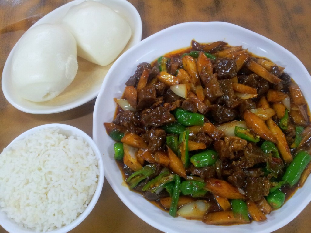 Buns chineses e Fried beef with potatoes no restaurante Oriental Chinese