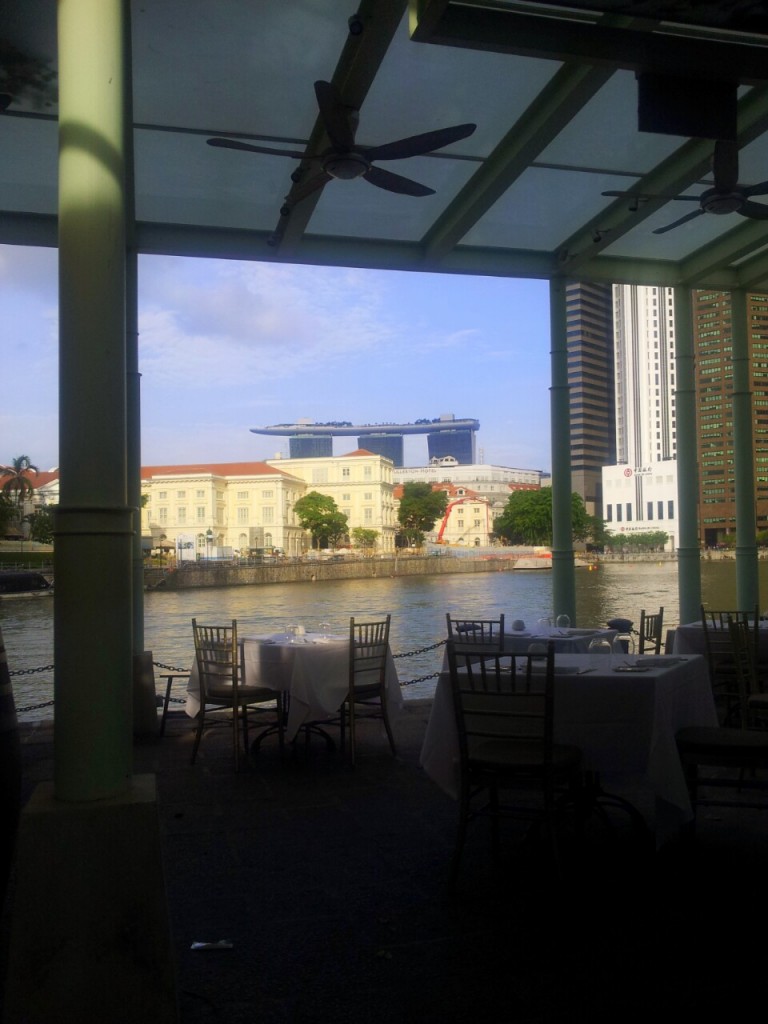 Vista de um restaurante da Boat Quay para o Marina Bay Sands