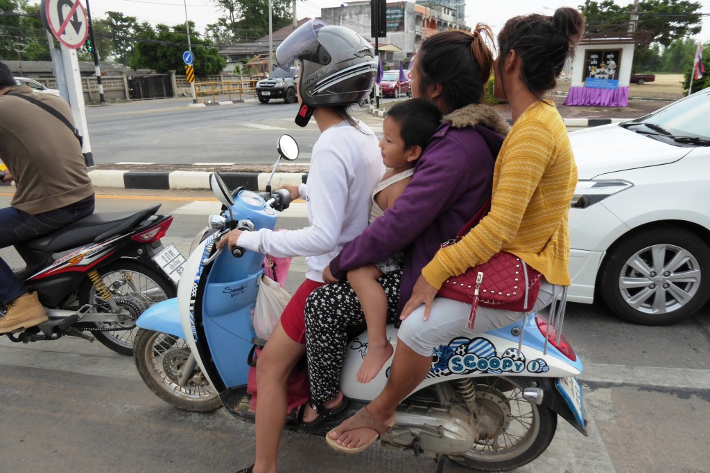 Uma família tailandesa de scooter