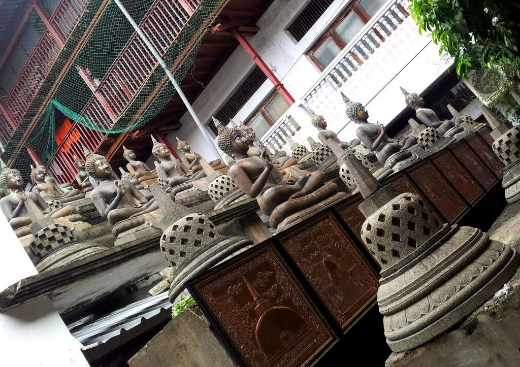 Os Budas do Templo Gangaramaya no Sri Lanka