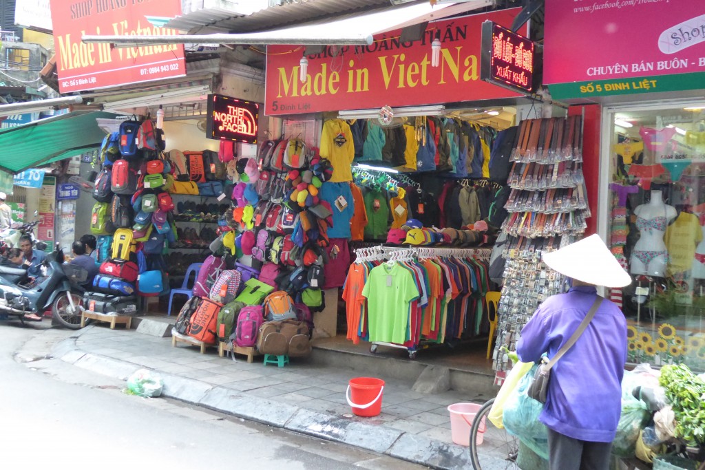 Loja de mochilas e roupa de marca Made In Vietname