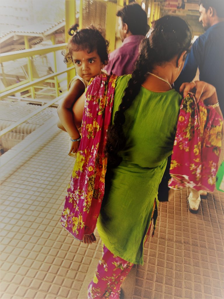 Família indiana na estação de Chennai