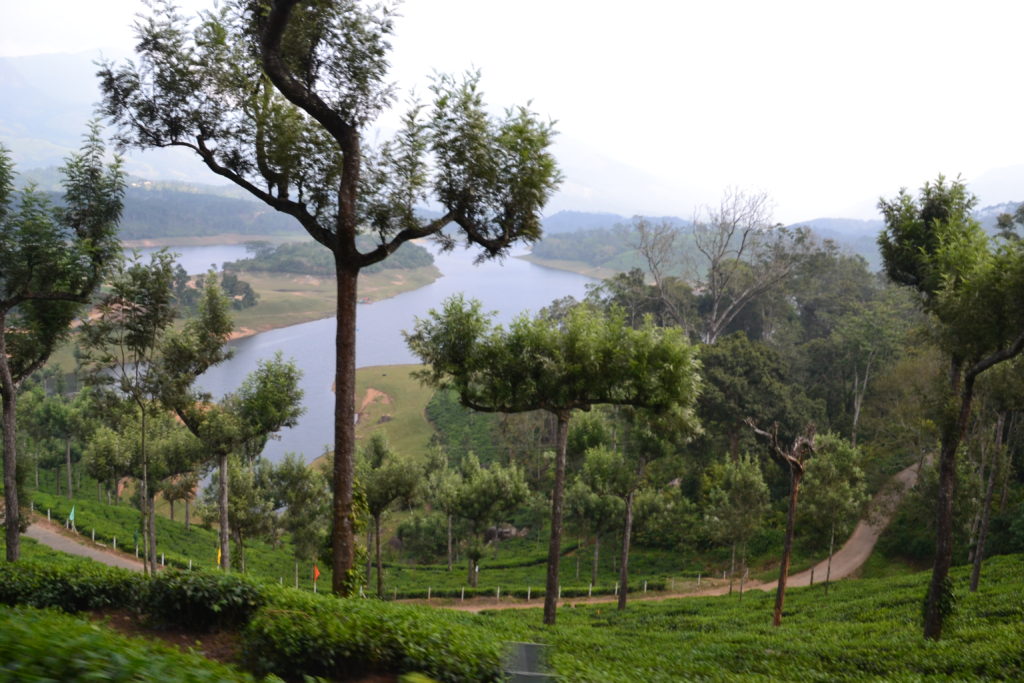 Vista de lago em Munnar, no sul da Índia