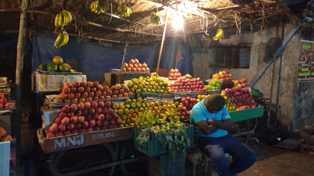Bancada de fruta nas estação de autocarros de Dindigul