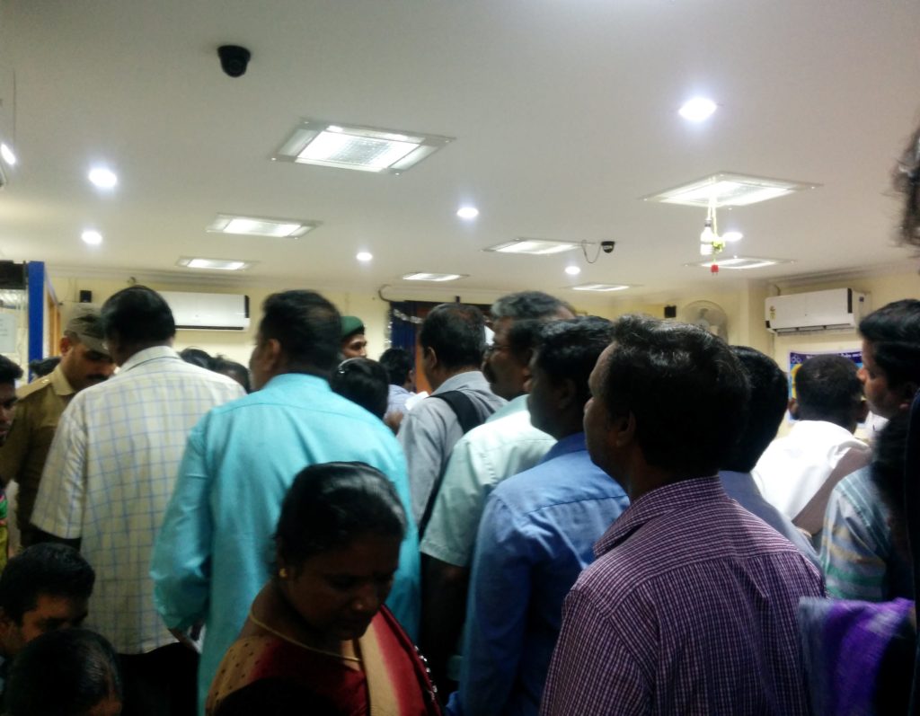 Filas intermináveis nos bancos de Puducherry e de toda a India