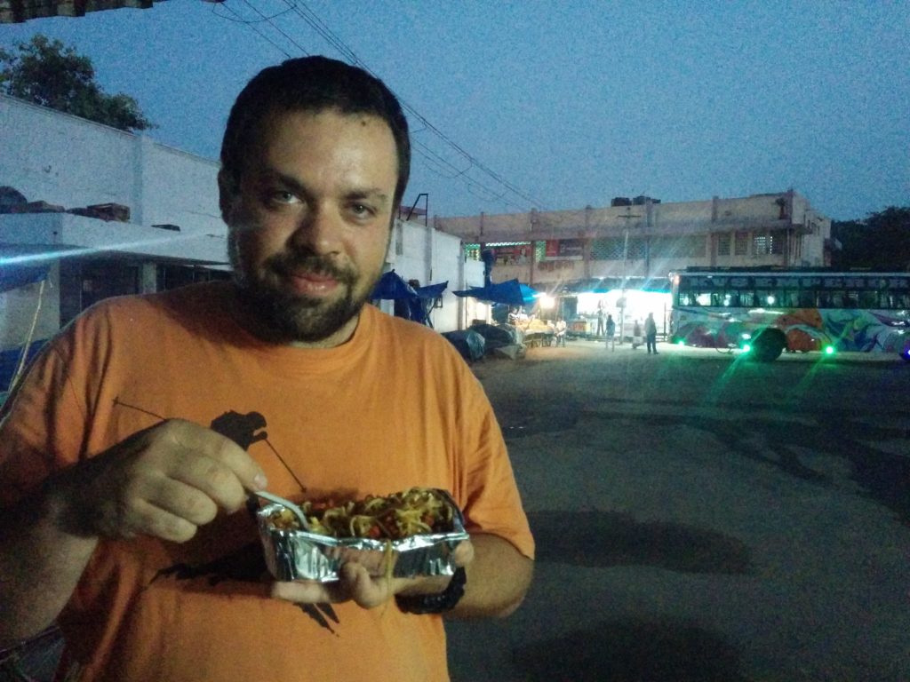 Snack de massa na estação de autocarros de Dindigul