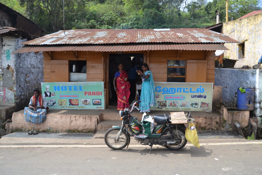 Casa de chá com mota em frente na fronteira entre Tamil Nadu e Kerala