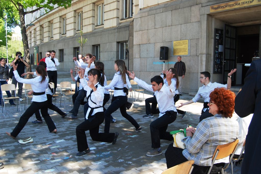 Grupo de jovens dança contemporânea em Sofia, Bulgária