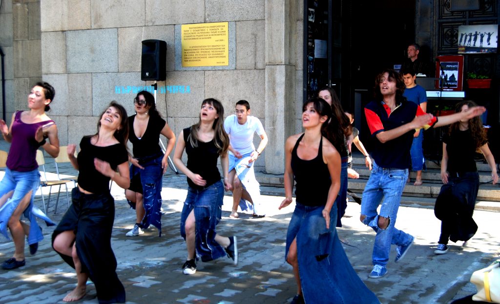 imagem de grupo de jovens búlgaros a dar espetáculo de dança nas ruas de Sofia