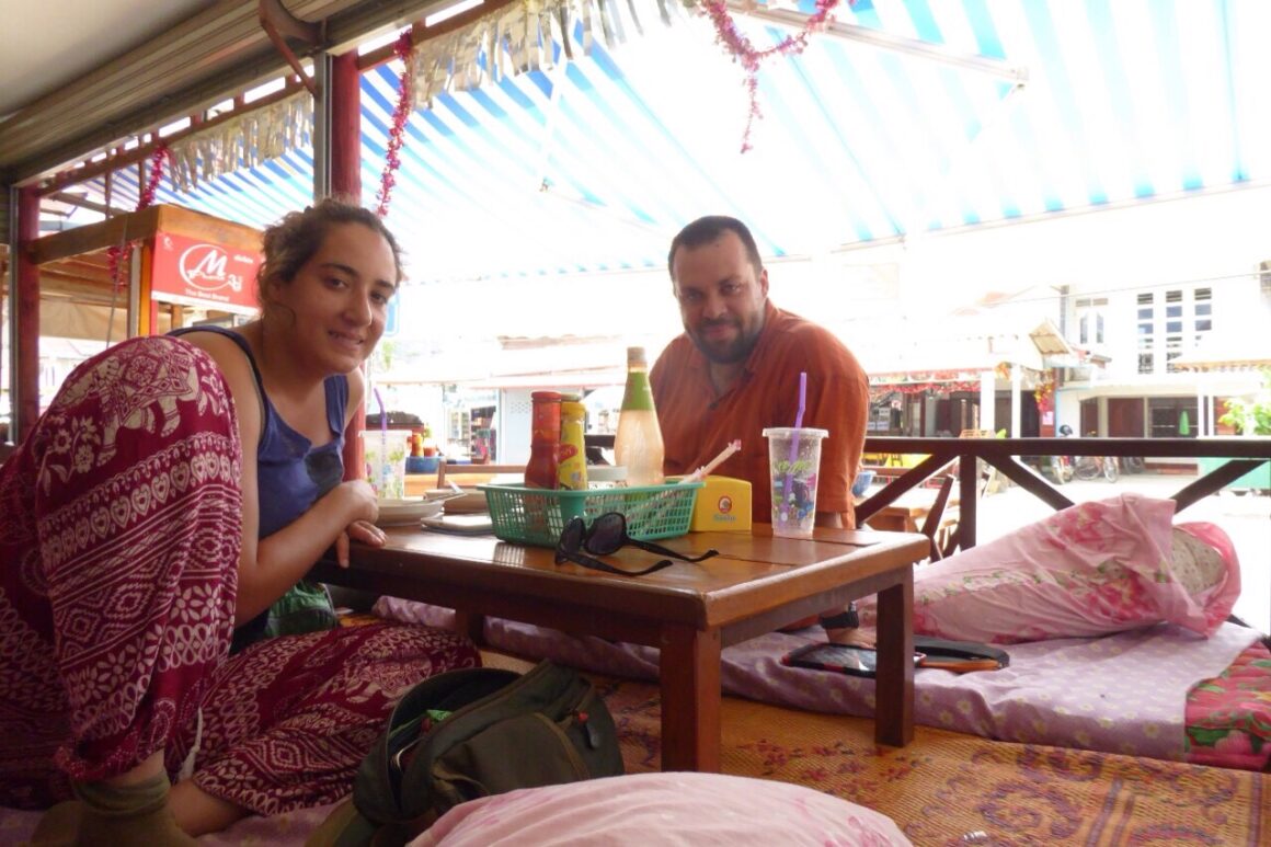 Casal sentado à mesa no Restaurante LuangXaiKham em Vang Vieng